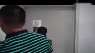 美女把人当成人质视频,上演惊险反转