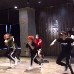 大型群舞成人舞蹈视频,大型成人舞蹈视频精彩瞬间回顾  第2张