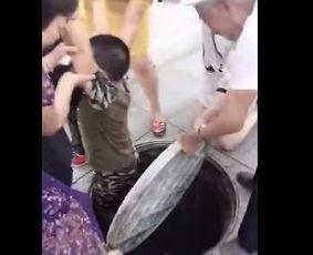 成人掉下井盖的视频,成人坠入井盖，紧急救援行动展开  第1张