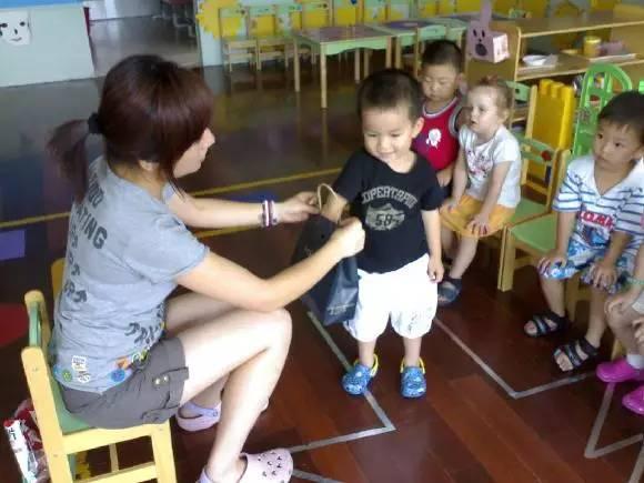 幼师成人热身游戏视频,趣味互动，活力开场